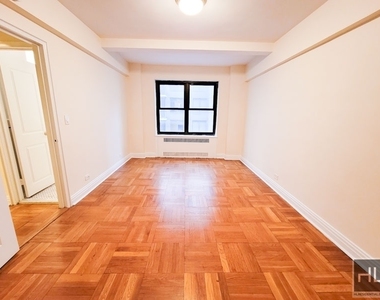 East 56 Street - Photo Thumbnail 3