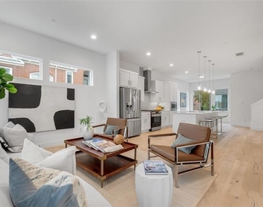 3915 N Hall Street - Photo Thumbnail 6