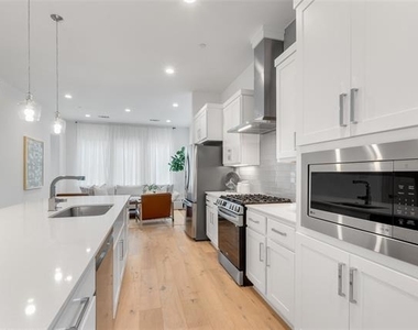 3915 N Hall Street - Photo Thumbnail 5
