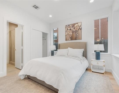 3915 N Hall Street - Photo Thumbnail 2
