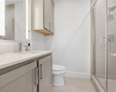 3915 N Hall Street - Photo Thumbnail 3
