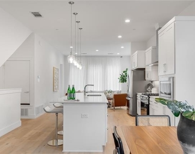 3915 N Hall Street - Photo Thumbnail 4