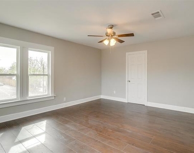 2932 Travis Avenue - Photo Thumbnail 8