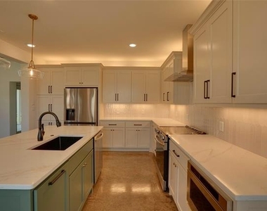 209 Cardinal Woods Court - Photo Thumbnail 8