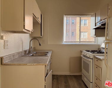 920 S S Hobart Blvd - Photo Thumbnail 3