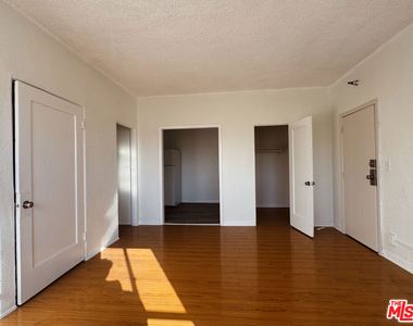 920 S S Hobart Blvd - Photo Thumbnail 2