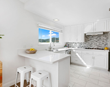 3636 Oceanhill Way - Photo Thumbnail 10