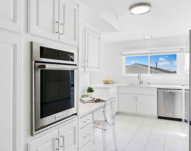 3636 Oceanhill Way - Photo Thumbnail 12