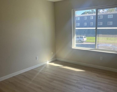 135 Cook St - Photo Thumbnail 14