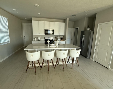 389 Salisbury Circle - Photo Thumbnail 5