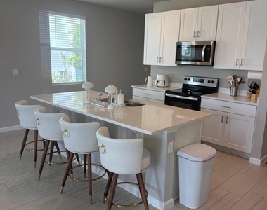 389 Salisbury Circle - Photo Thumbnail 17