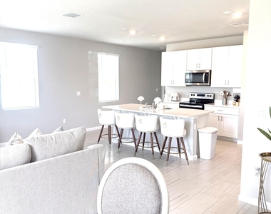 389 Salisbury Circle - Photo Thumbnail 10