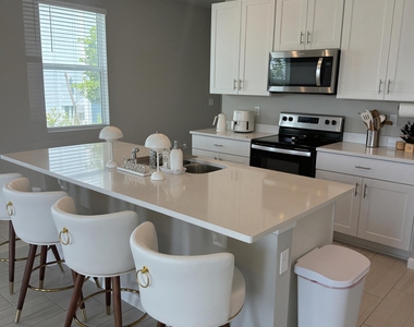 389 Salisbury Circle - Photo Thumbnail 11