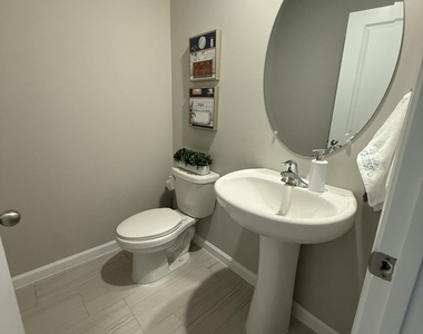 389 Salisbury Circle - Photo Thumbnail 18