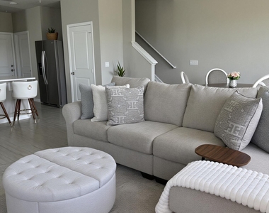 389 Salisbury Circle - Photo Thumbnail 13