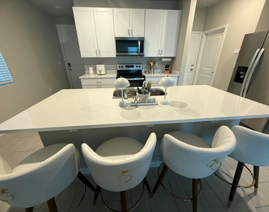 389 Salisbury Circle - Photo Thumbnail 14