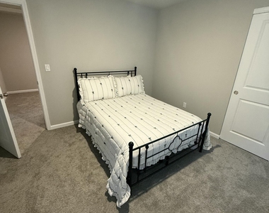 389 Salisbury Circle - Photo Thumbnail 1