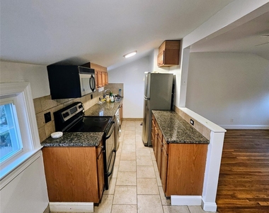 218 Warren Avenue - Photo Thumbnail 4