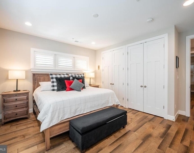 1126 N Stuart Street - Photo Thumbnail 4