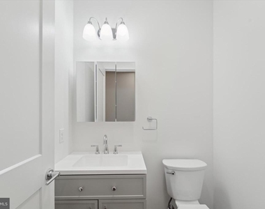 1049 W Lancaster Avenue - Photo Thumbnail 9