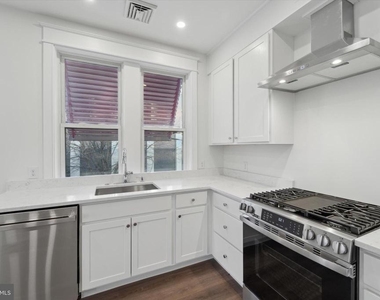 1049 W Lancaster Avenue - Photo Thumbnail 4