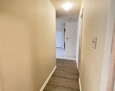 700 N Franklin Boulevard - Photo Thumbnail 5