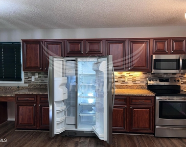 803 Yorkshire Drive - Photo Thumbnail 3