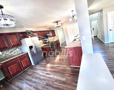 803 Yorkshire Drive - Photo Thumbnail 4