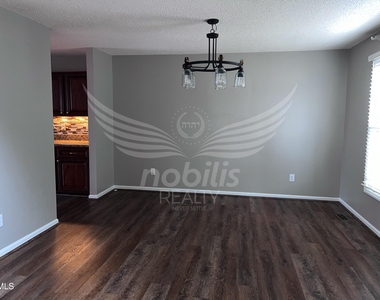 803 Yorkshire Drive - Photo Thumbnail 2