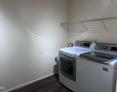 803 Yorkshire Drive - Photo Thumbnail 9