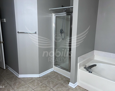 803 Yorkshire Drive - Photo Thumbnail 7