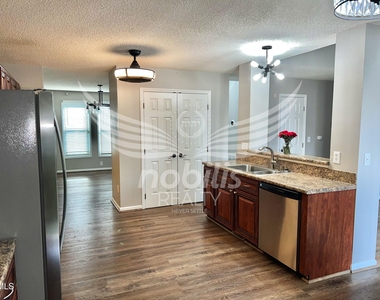 803 Yorkshire Drive - Photo Thumbnail 6