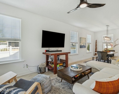 213 Daydream Avenue - Photo Thumbnail 13