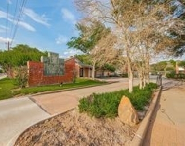 2211 S Kirkwood Road - Photo Thumbnail 3