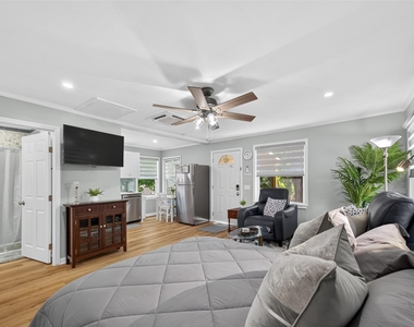 407 1/2 Fairbanks Street - Photo Thumbnail 2