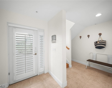 572 11th Avenue S - Photo Thumbnail 2