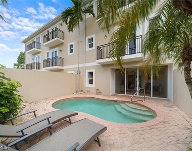 572 11th Avenue S - Photo Thumbnail 9