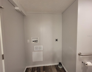 5700 Holiday Park Boulevard - Photo Thumbnail 18