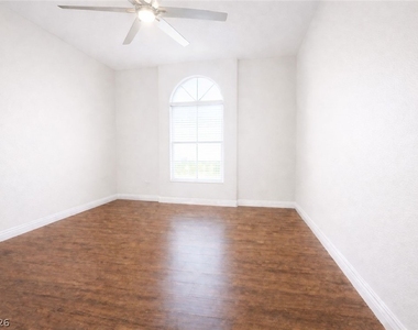 825 Canterra Street - Photo Thumbnail 5
