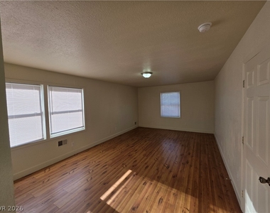 1590 Mustang Drive - Photo Thumbnail 11