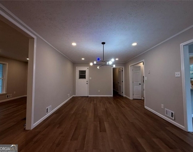1055 Pinecrest Drive - Photo Thumbnail 16