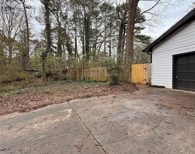 1055 Pinecrest Drive - Photo Thumbnail 6
