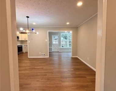 1055 Pinecrest Drive - Photo Thumbnail 12