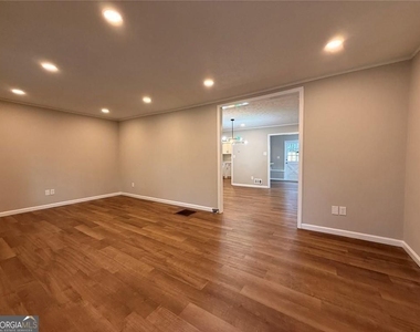 1055 Pinecrest Drive - Photo Thumbnail 11