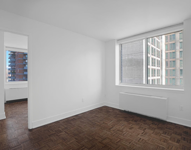 West 42nd Street - Photo Thumbnail 2
