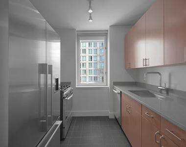 West 42nd Street - Photo Thumbnail 6