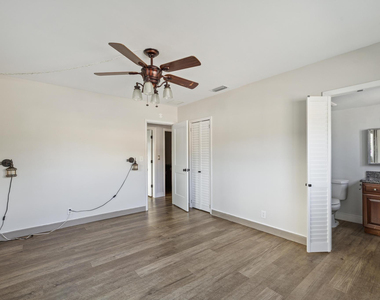 1450 N Riverside Drive - Photo Thumbnail 13