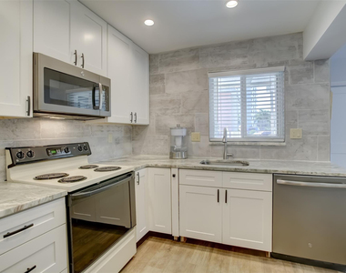 1450 N Riverside Drive - Photo Thumbnail 5