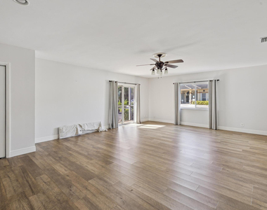 1450 N Riverside Drive - Photo Thumbnail 10