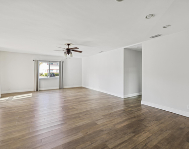 1450 N Riverside Drive - Photo Thumbnail 9